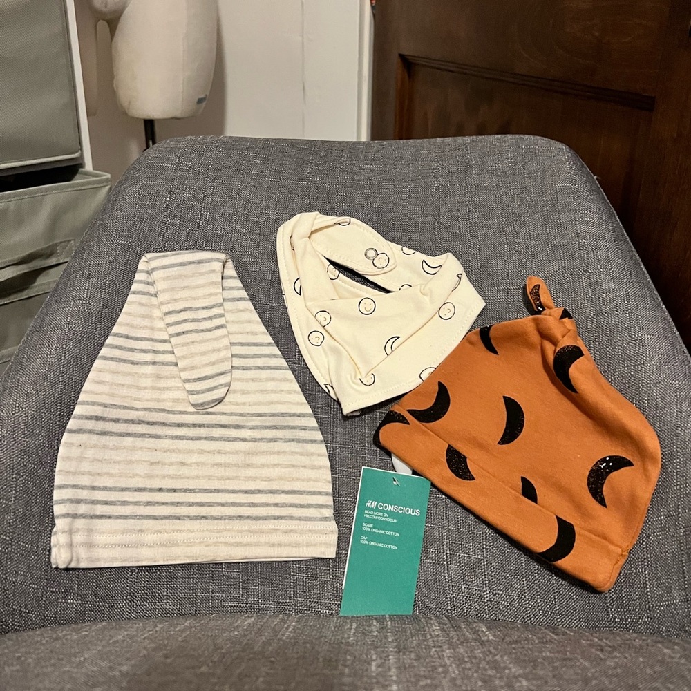 NWT!! H&M 2 Baby Hats and Bib Set
